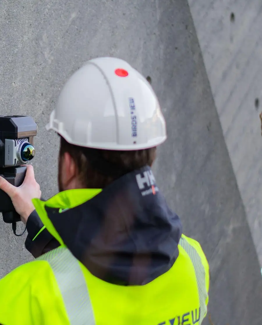 Birdsview mérőműszer nyers betonfalhoz illesztve